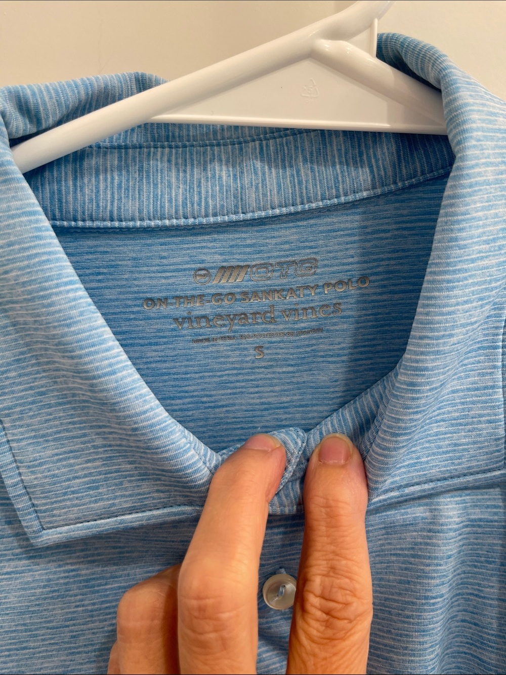 Vineyard Vines Men's Short-Sleeve Polo in Light Blue with Subtle Chest Emblem - Picture 2 of 5